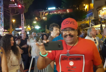 Disco Divas - George McCrae taking a selfie